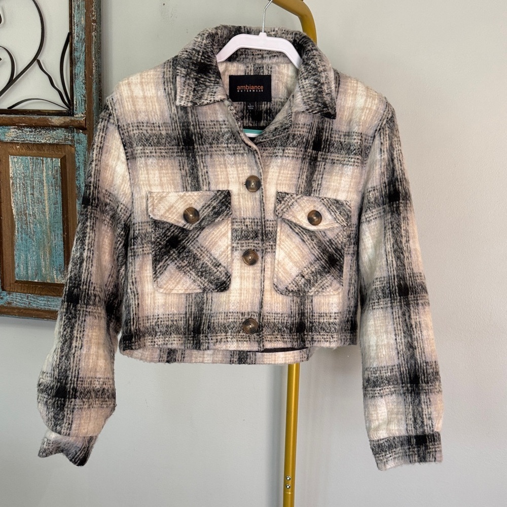 Ambiance Plaid cropped Utility shacket Jacket in Black and Cream EUC L